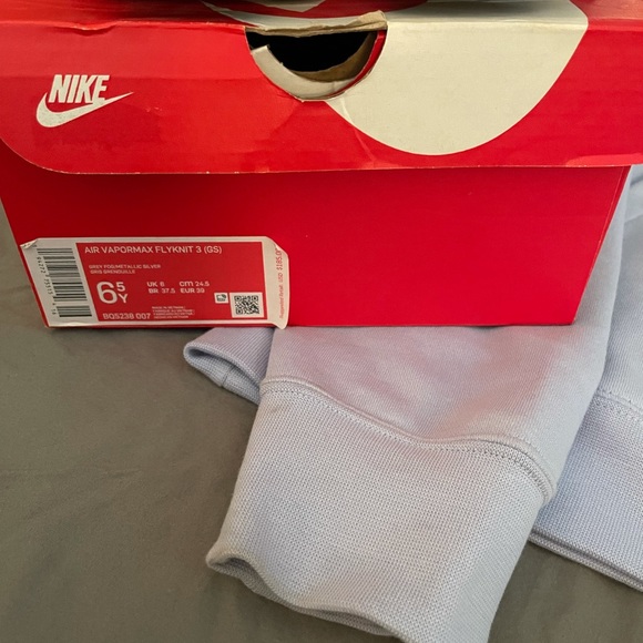 Air Vapormax Flynit 3 (GS) 6.5 Y = 8 in Women’s (HOODIE NO LONGER INCLUDED) - Picture 7 of 7